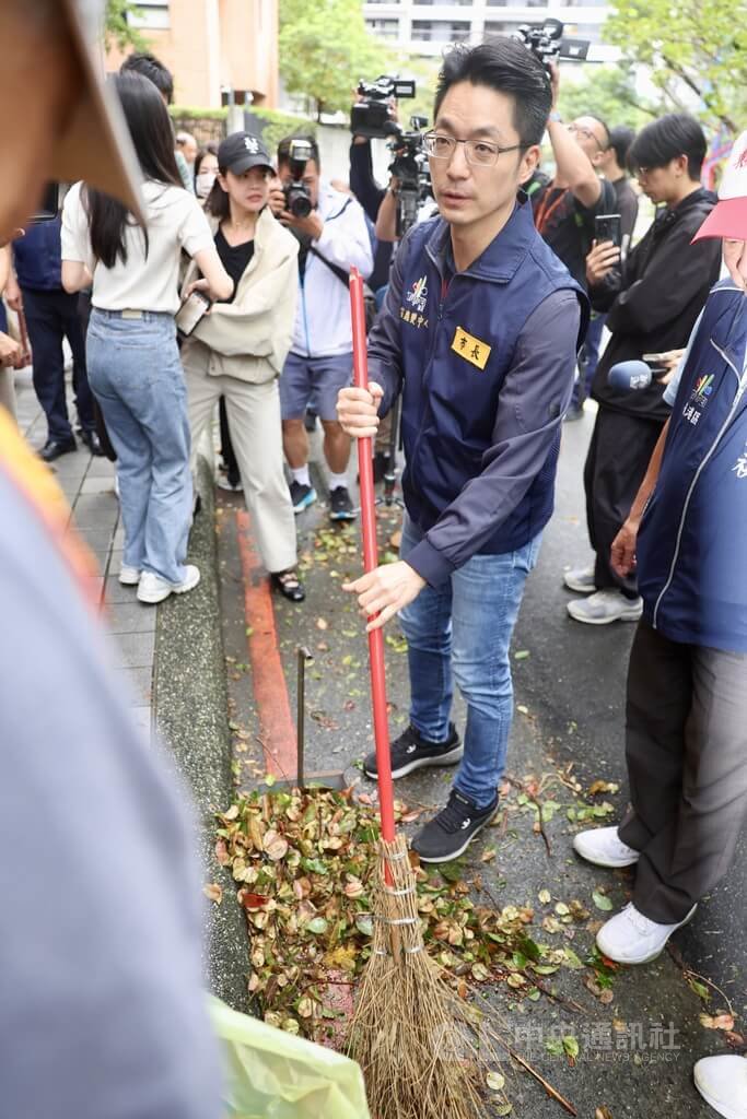 蔣萬安赴南港清掃落葉
