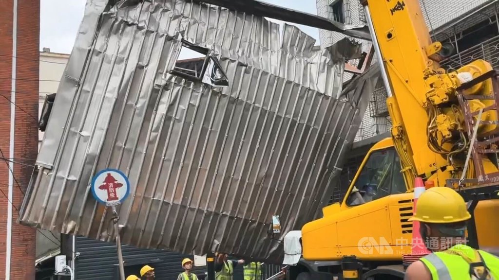 基隆獅球路強風掀鐵皮屋頂　吊車進駐吊掛