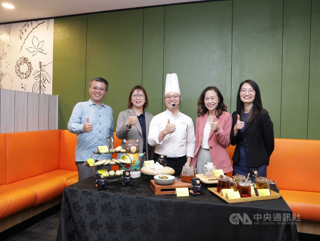 台灣美食結合觀光推廣吉隆坡機場合影