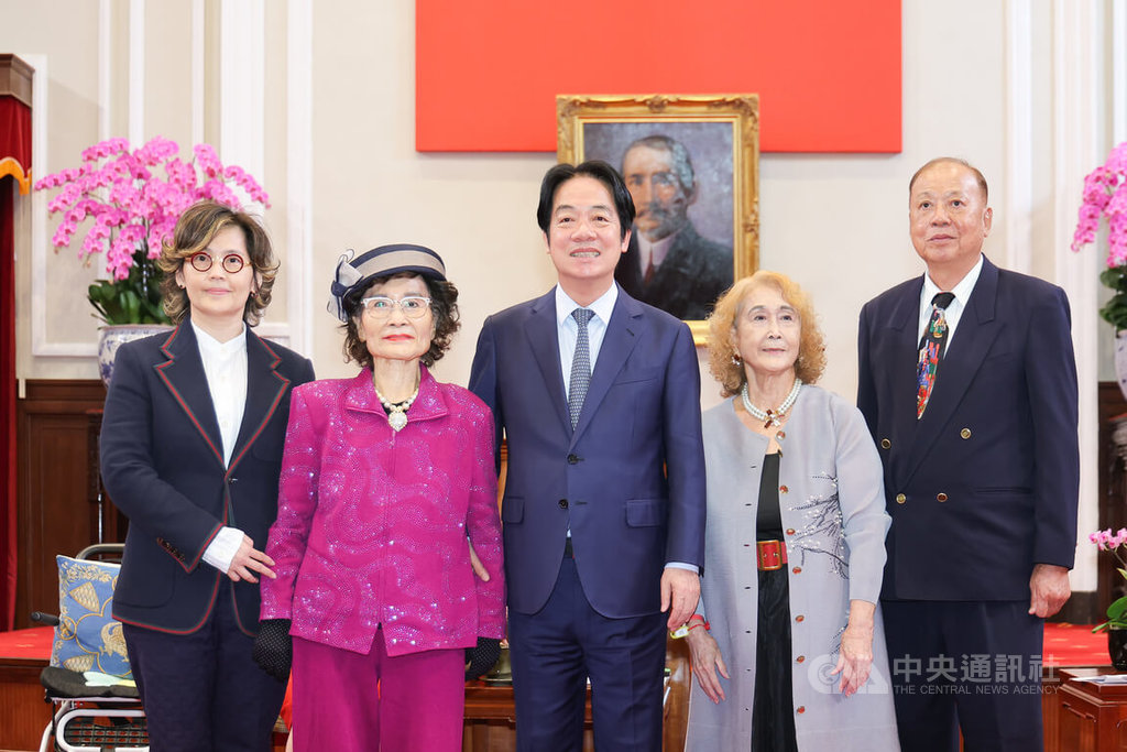 賴總統頒聘書給柯杜瑞琴（2）