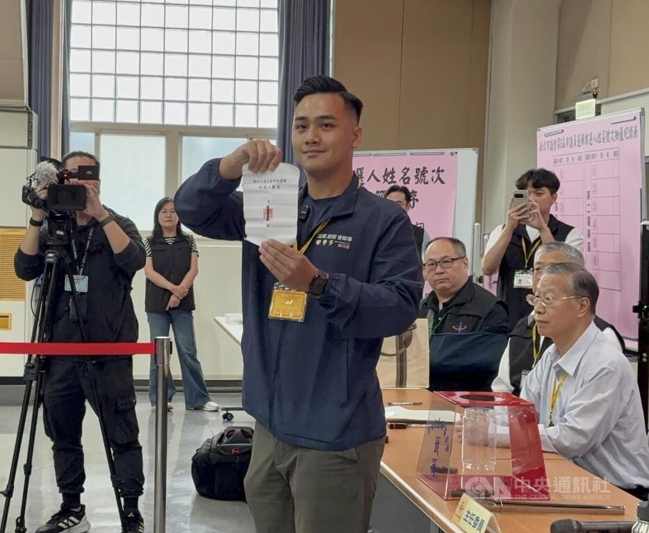 新北市長參選人號次抽籤 蘇巧慧1號、李四川3號 新北市長參選人號次抽籤 蘇巧慧1號、李四川3號