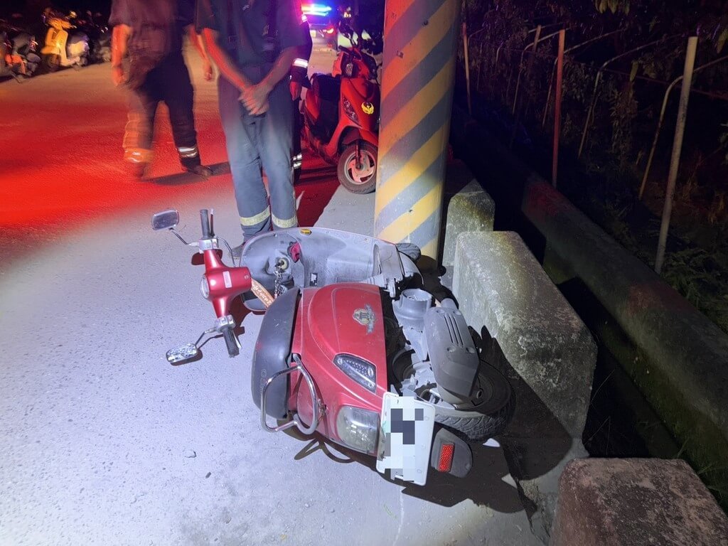 趕往車禍現場搶救　屏東義消騎車自摔