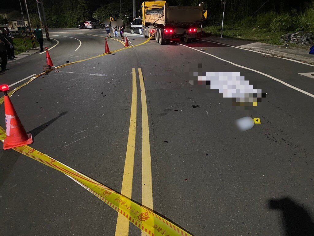 機車過彎摔倒滑對向車道　男大生遭輾斃
