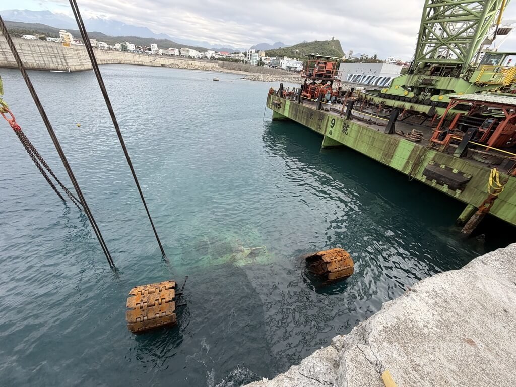 台東落海吊車拚順利拖吊上岸
