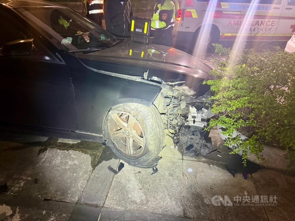 板橋車輛撞斷路燈　駕駛毒品快篩呈陽性