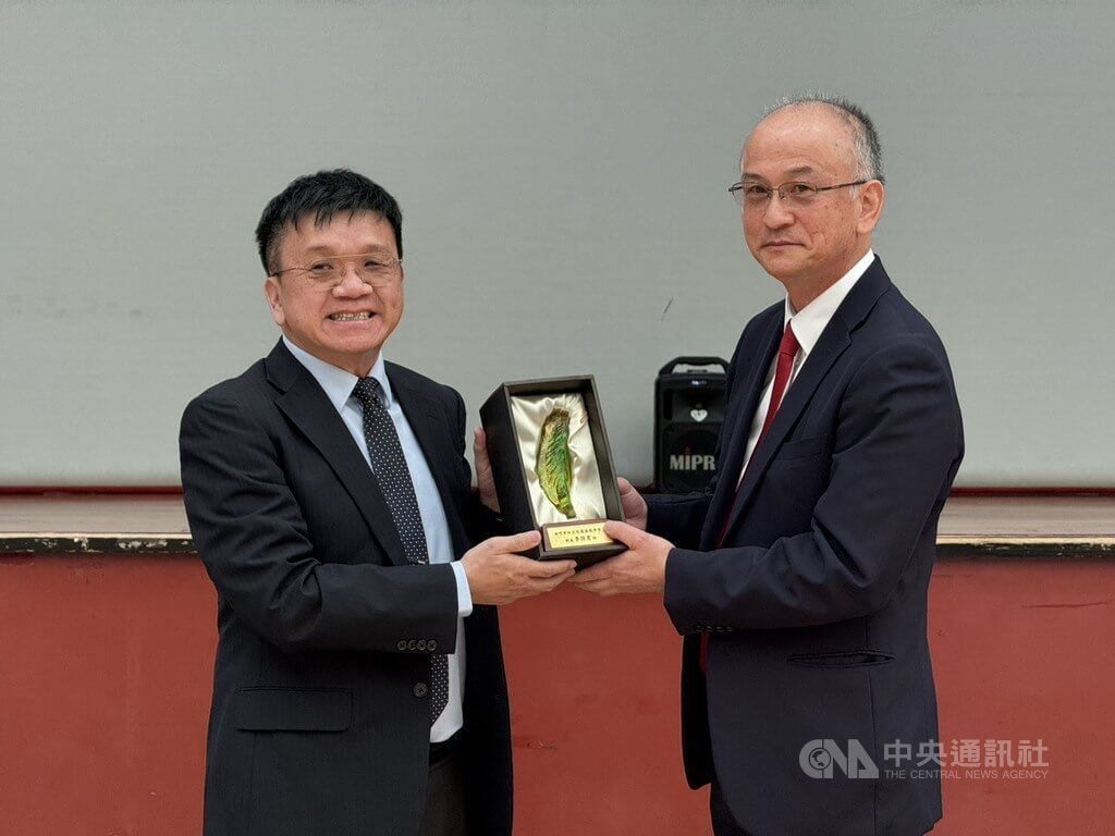 日本大和西高校師生訪竹市光復高中　互贈紀念品