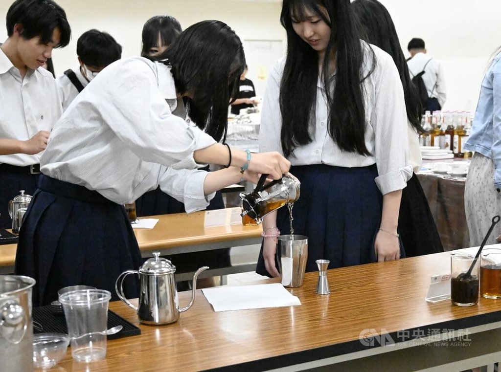 日本大和西高校訪竹市光復高中　體驗珍奶製作