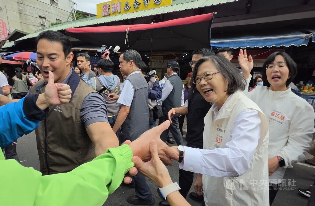 蔡英文陪同蘇巧慧蘆洲拜廟　獲民眾歡迎