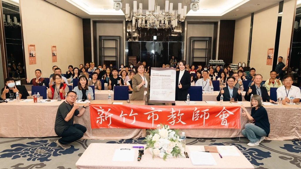 高虹安簽署教育政策承諾書