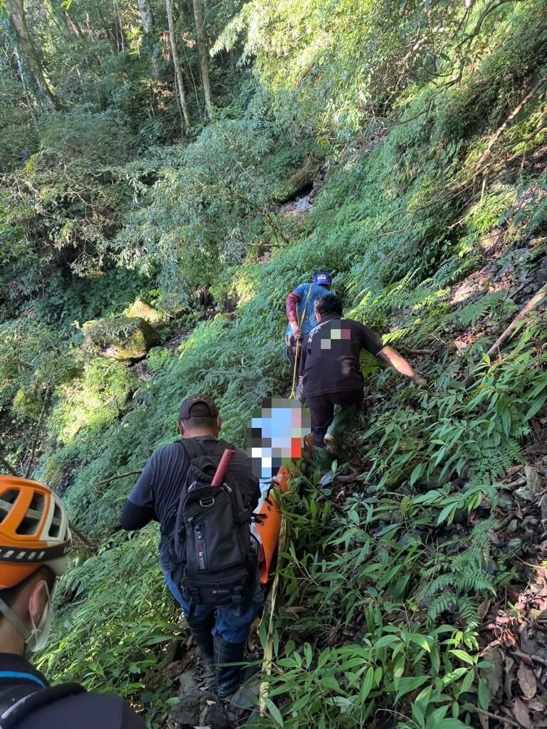 男子疑獨自上山採藥喪命　警消徒步搬運下山