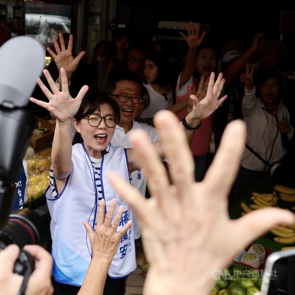 蔣萬安妻子石舫亘高舉雙手　代夫爭取支持
