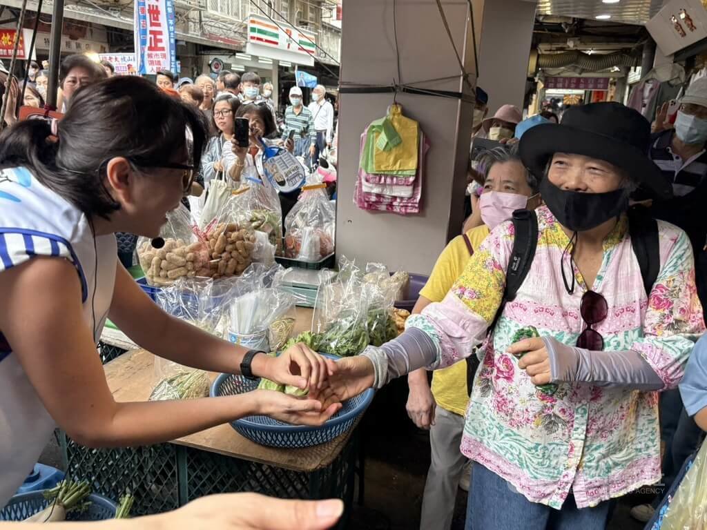 蔣萬安身體不適取消行程　石舫亘代夫掃街拜票