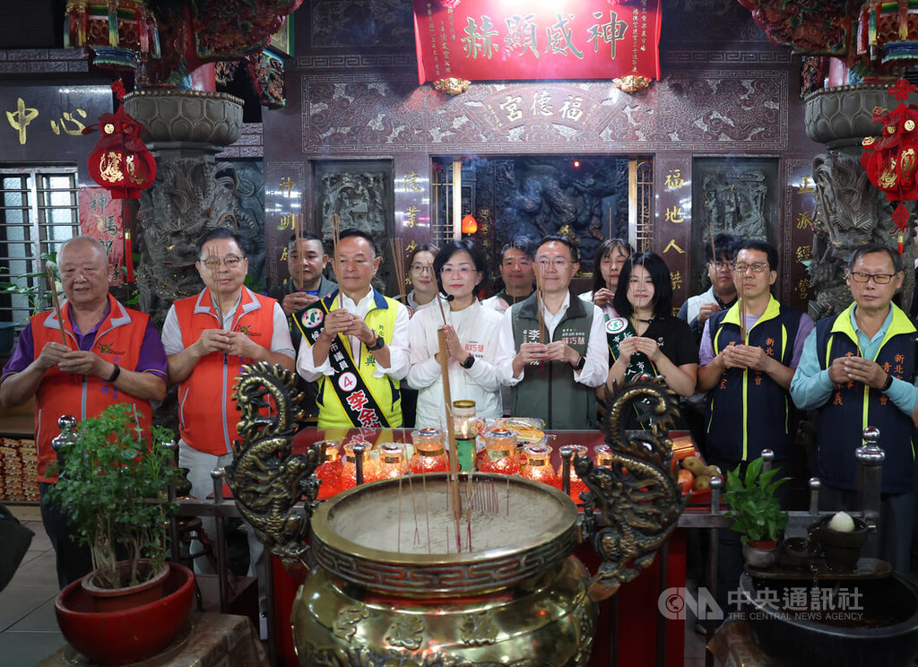 三重果菜市場掃街拜票　蘇巧慧與眾人上香祈福