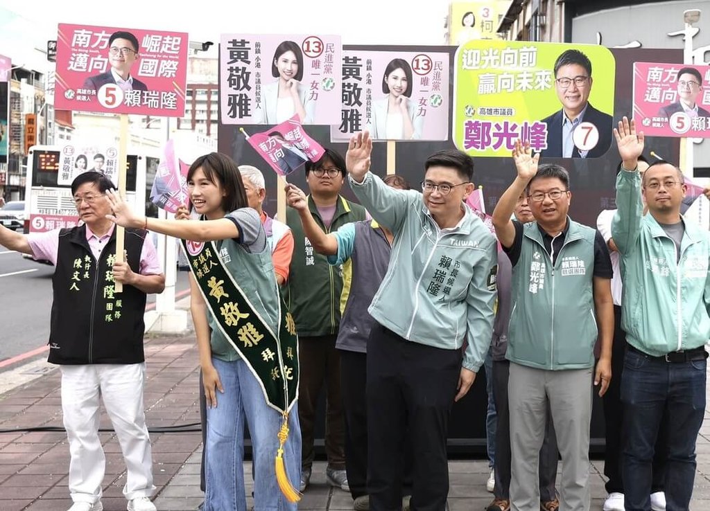 賴瑞隆攜手綠營議員參選人站路口拜票