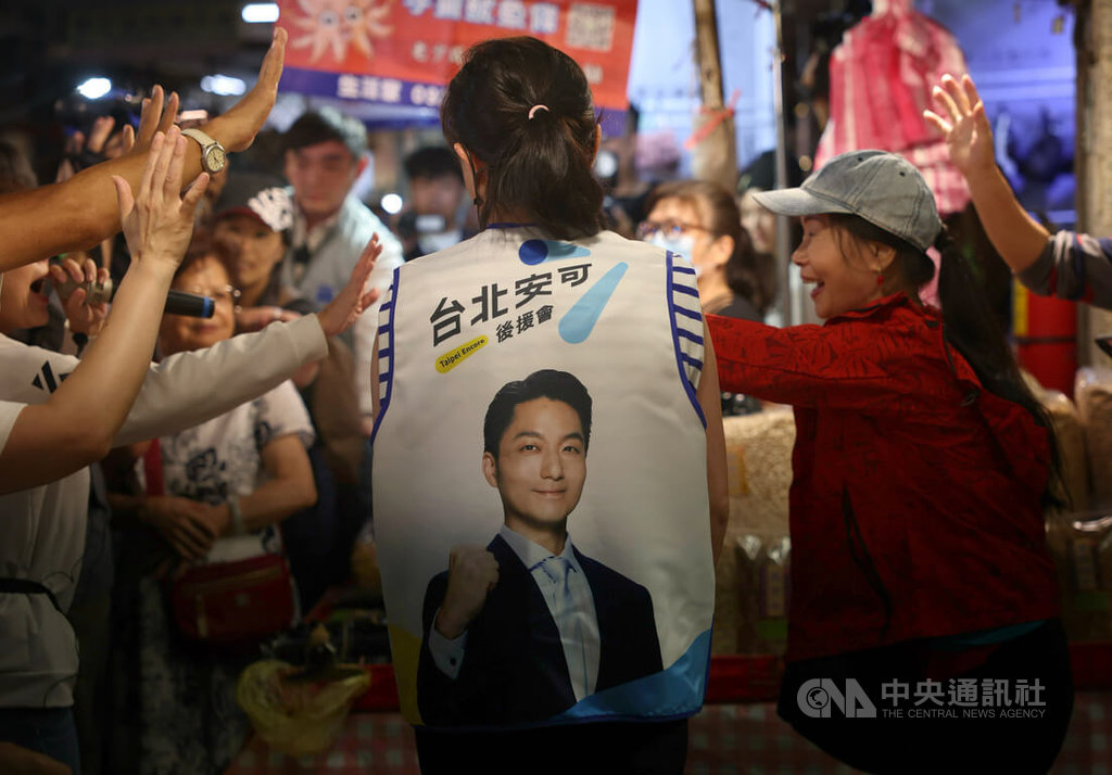 石舫亘穿蔣萬安競選背心　代夫深入市場拜票