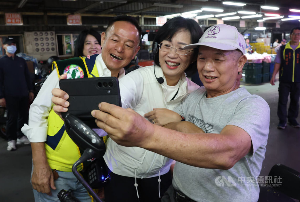 三重果菜市場掃街拜票　蘇巧慧與支持者自拍