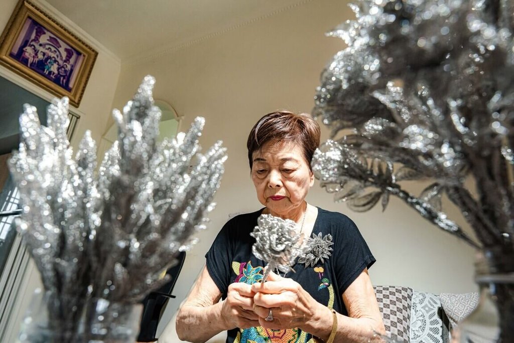 高雄國際鋼雕藝術節　85歲林洪玉秀創作金屬花