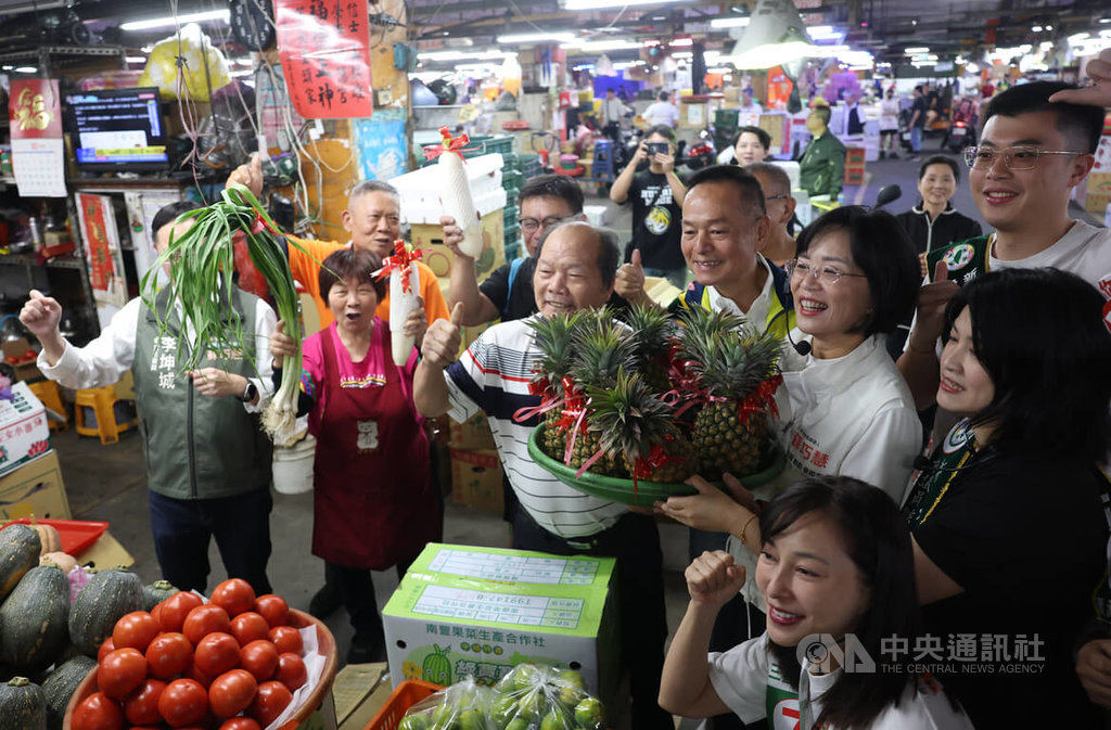 蘇巧慧赴三重果菜市場掃街拜票（3）