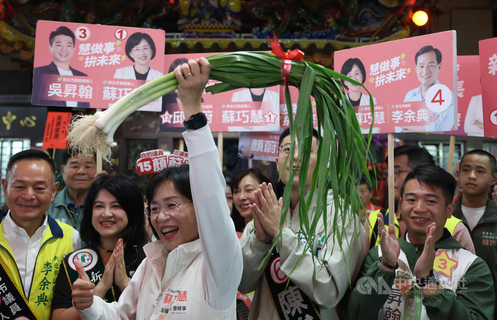 三重果菜市場　蘇巧慧與眾人高喊凍蒜口號