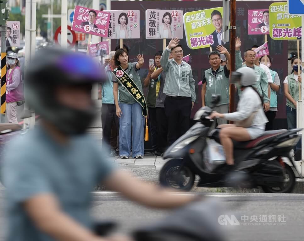 選戰倒數展現團結 賴瑞隆攜手綠營議員參選人站路口 選戰倒數展現團結 賴瑞隆攜手綠營議員參選人站路口