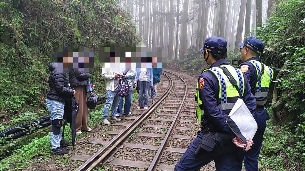 9名遊客違規行走林鐵軌道 聯合取締將各處罰鍰 9名遊客違規行走林鐵軌道 聯合取締將各處罰鍰