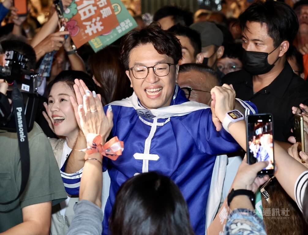 台北大洋流抵龍山寺　沈伯洋受歡迎