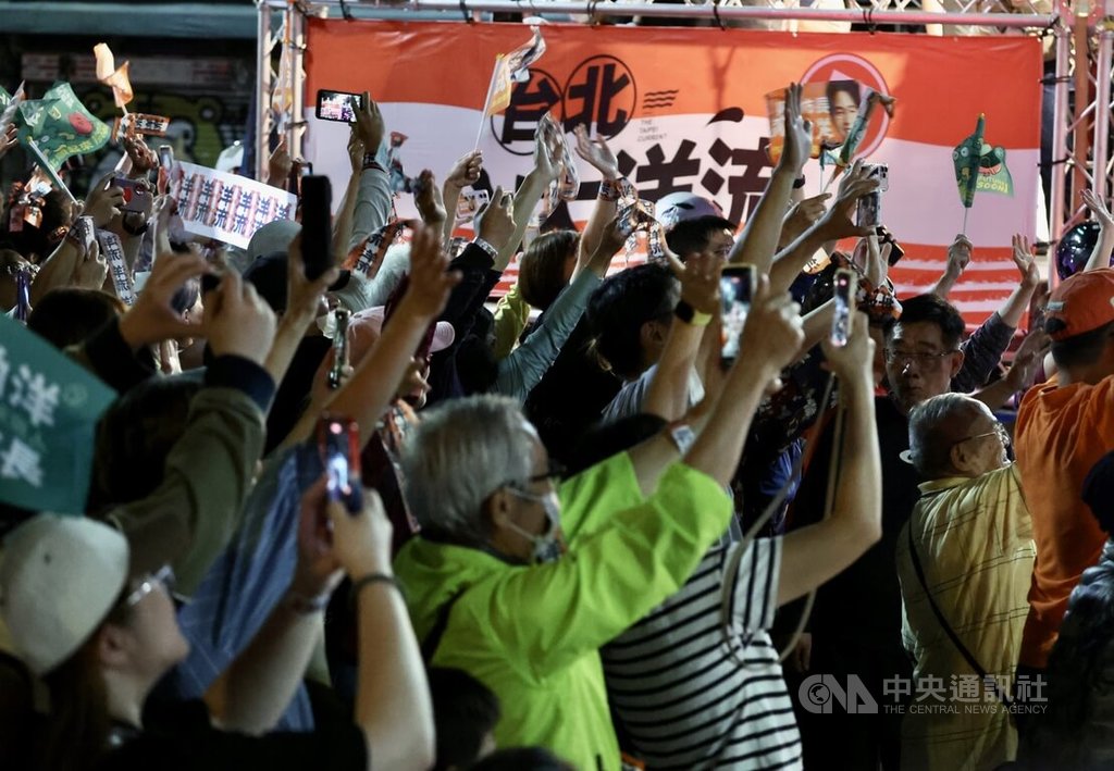 沈伯洋車掃拜票　支持者加油打氣（3）