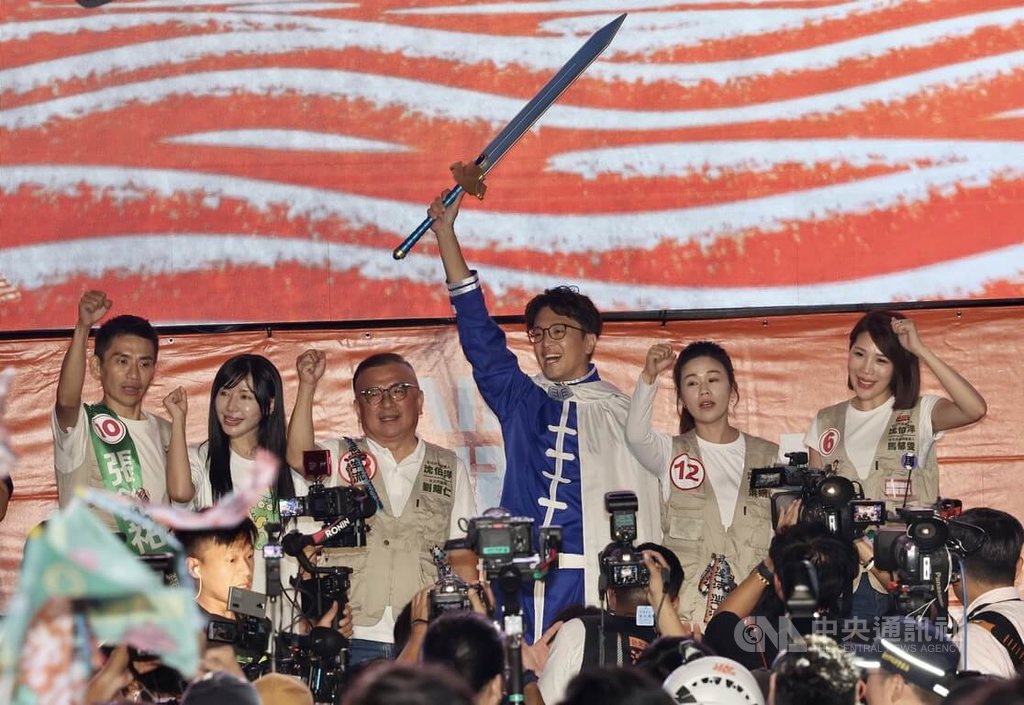 沈伯洋化身「勇者欣梅爾」　抵龍山寺開講