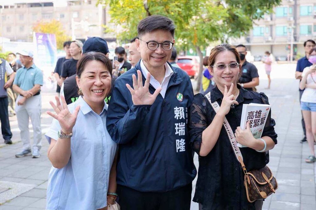 賴瑞隆出席小港運動中心開幕　與支持者合影