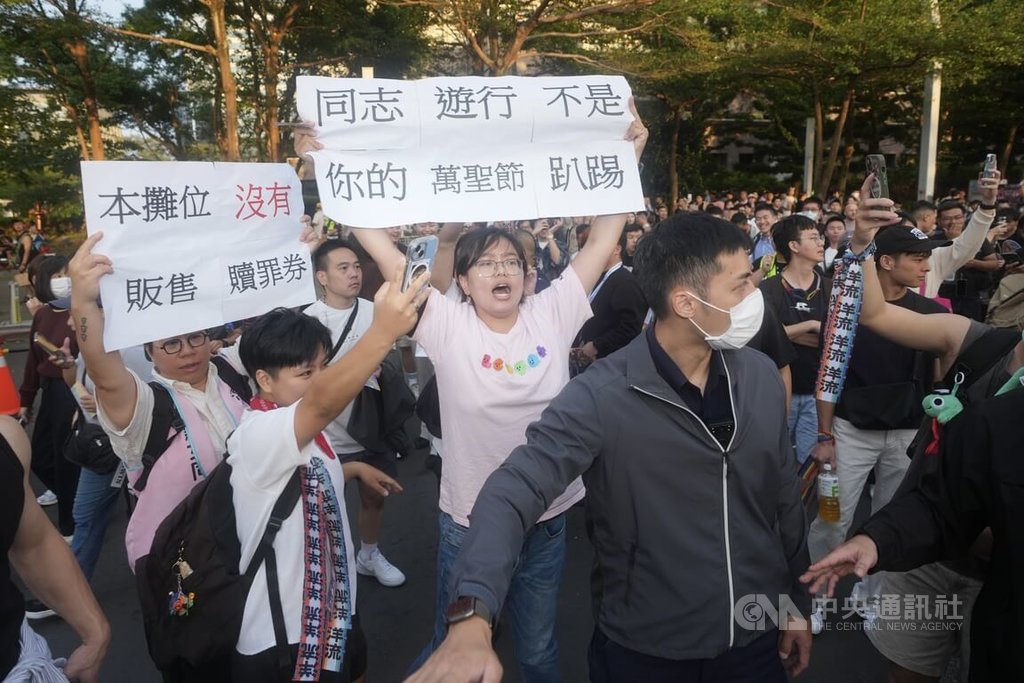 蔣萬安赴同志遊行現場　周邊民眾舉牌抗議