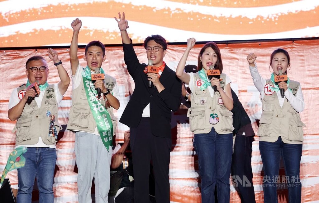 沈伯洋與民進黨議員參選人同台懇託支持