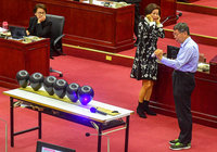 高功率雷射筆可射穿氣球 柯文哲：應算是武器吧