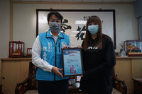 八仙塵爆傷者陳依欣重返職場  存薪捐款回饋社會