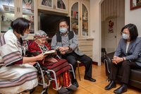 蔡總統探視原住民文面國寶  讚林智妹好漂亮