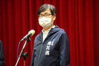 高雄長者打第2劑疫苗 沿用發通知書、專車接送