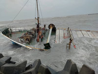 布袋商港堤防外擱淺貨輪  經一夜大浪進水沉沒