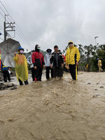 屏東超大豪雨  沿山公路淹水3千多顆鳳梨漂走