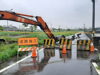 老舊堤防不敵大雨塌陷 中市府搶修梧棲大排