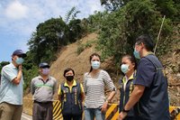 台鐵集集支線邊坡大範圍崩塌  頂端民宅岌岌可危