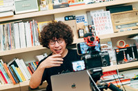 宅錄拍出暖意 金鐘加持李明璁陪觀眾「保持聯絡」