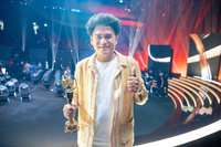 桑布伊奪金曲兩大獎 媽媽只問何時回家整理果園