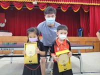 林昀儒回母校 與幼兒園學弟妹切磋球技