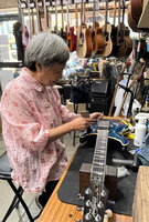 南區銀髮中心課程訓練 76歲李瑜成樂器維修員