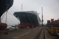 擱淺蘇伊士運河塞船 長榮長賜輪抵青島維修