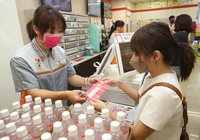 超商湧人潮 2小時近百萬人完成領取紙本五倍券