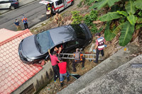 台南自小客車失控衝落邊坡 卡民宅屋頂1傷送醫