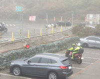 颱風圓規影響合歡山遊客少 陣風14級狂掃人車