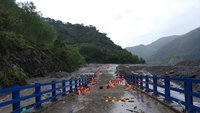 降雨導致土石流 明霸克露橋便道遭掩埋約250公尺