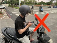 停等紅燈滑手機 汽機車駕駛可罰3千元及1千元