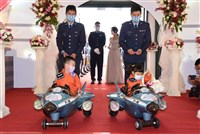 空軍聯合婚慶 花童駕萌版F-16戰機入場成亮點